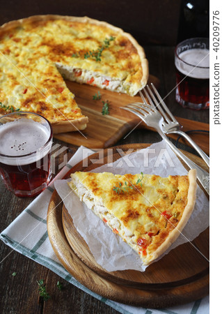 Appetizer: chicken and bell pepper quiche and beer Appetizer: chicken and bell pepper quiche and beer 40209776