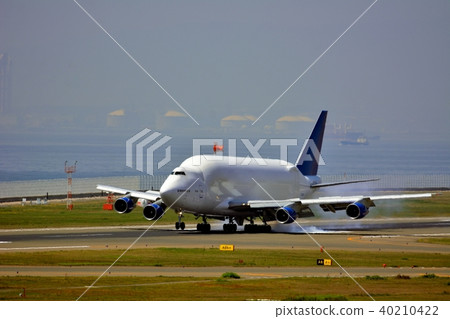 Large airport 40210422