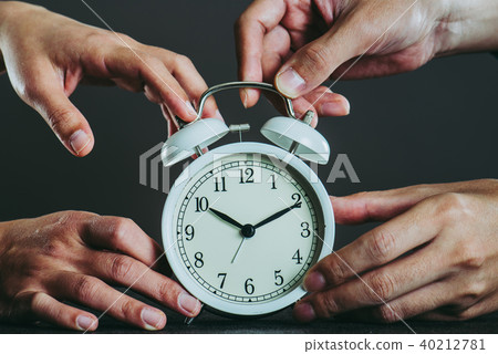 鬧鐘和人的手 40212781