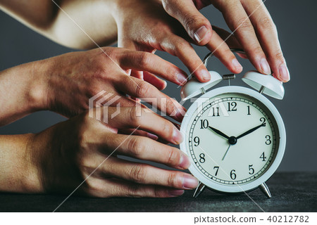 鬧鐘和人的手 40212782