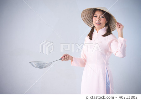 woman in pink dress and vietnam hat holding cookin woman in pink dress and vietnam hat holding cookin 40213802