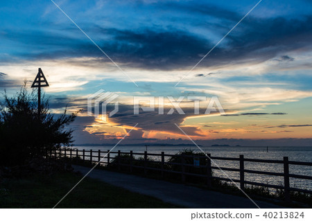 在海邊日落 在海邊日落 40213824