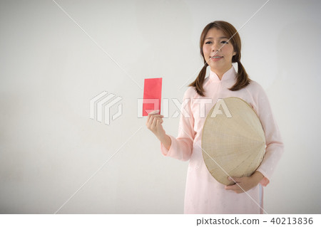 Vietnam woman holding red envelope 40213836