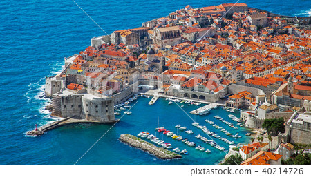 View of the harbor and the old town of Dubrovnik 40214726