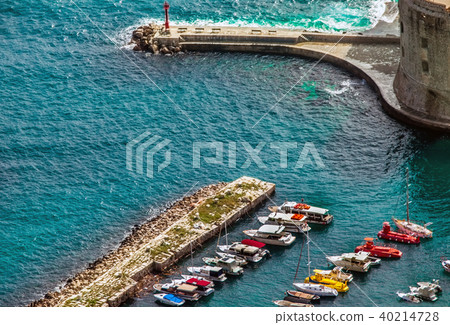 View of the harbor and the old town of Dubrovnik 40214728