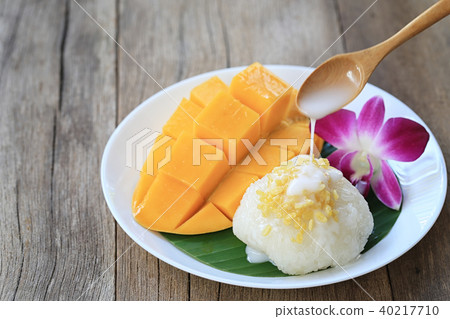 mango and sticky rice. 40217710