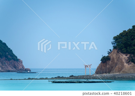 Landscape of an island with a torii in the Seto Inland Sea 40218601