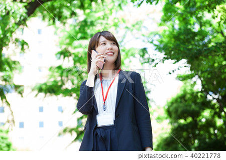 戶外年輕女商人 戶外年輕女商人 40221778