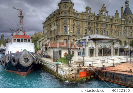 Istanbul turkish street life on a rainy autumn day 40222500