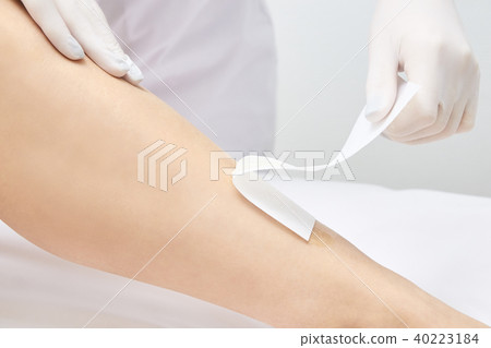 Depilation legs. Cosmetic procedure. 40223184