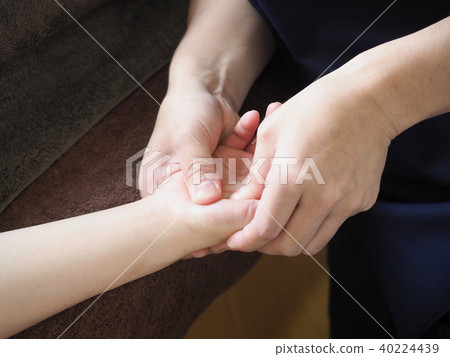 推擠手掌的女按摩師的手 推擠手掌的女按摩師的手 40224439