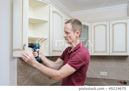 Installation of kitchen furniture. 40224670