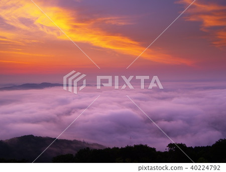 Third-order sea of clouds 40224792