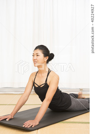 woman doing pilates woman doing pilates 40224927