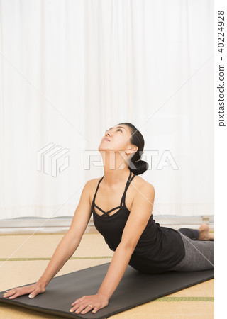 woman doing pilates woman doing pilates 40224928
