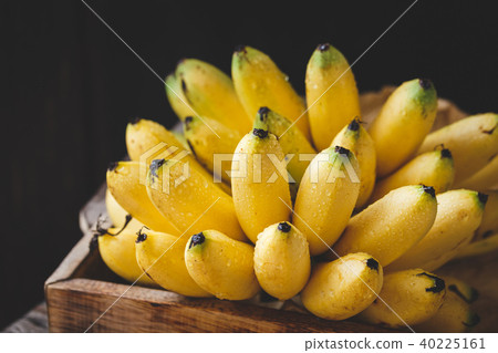 Fresh little bananas 40225161