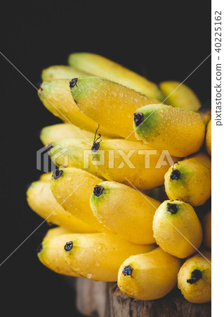 Fresh little bananas 40225162