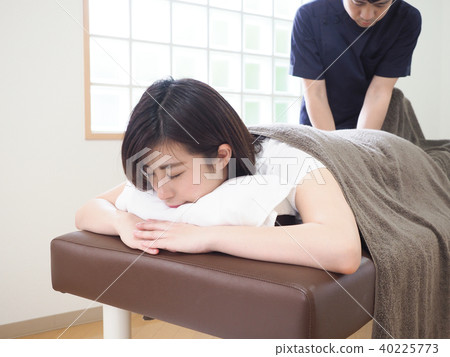 Woman receiving massage (shooting cooperation) 40225773