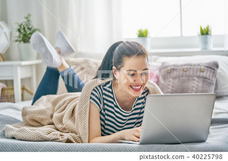 woman working on a laptop 40225798