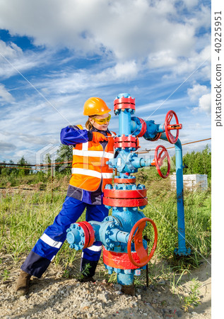 Woman worker in the oilfield Woman worker in the oilfield 40225951