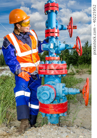 Woman worker in the oilfield Woman worker in the oilfield 40225952