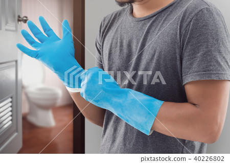 Cleaning toilet. Cleaning toilet. 40226802