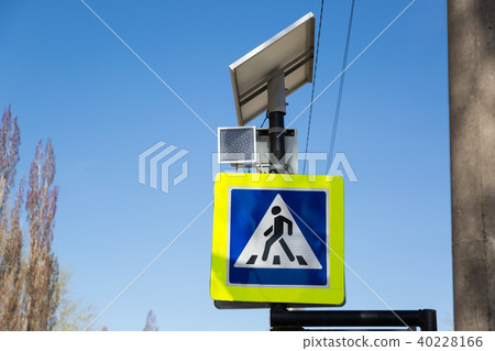 The traffic light works from the solar battery. The traffic light works from the solar battery. 40228166