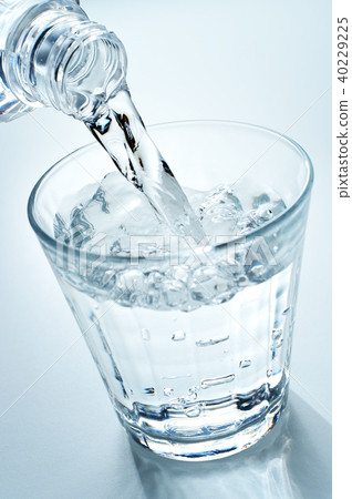將礦泉水倒入玻璃杯中 40229225