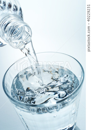 將礦泉水倒入玻璃杯中 40229231