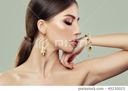 Glamurous Woman with Makeup, Healthy Hair Glamurous Woman with Makeup, Healthy Hair 40230023