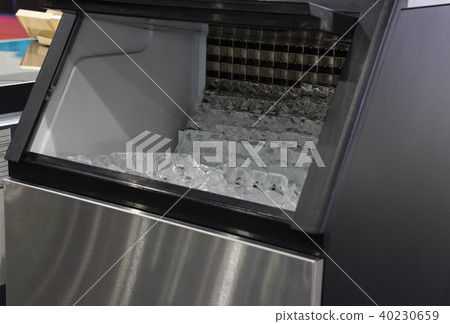 cube ice in ice making machine cube ice in ice making machine 40230659