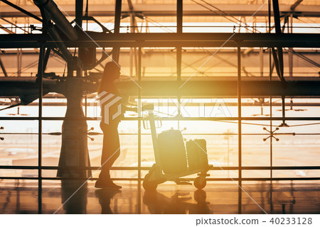Passenger woman walking through an airport 40233128