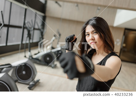 woman training boxing exercise with gloves woman training boxing exercise with gloves 40233236