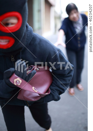 Snatch (crime victim perpetrator bag bag senior elderly theft robbery robbing face no back alley) Snatch (crime victim perpetrator bag bag senior elderly theft robbery robbing face no back alley) 40234207