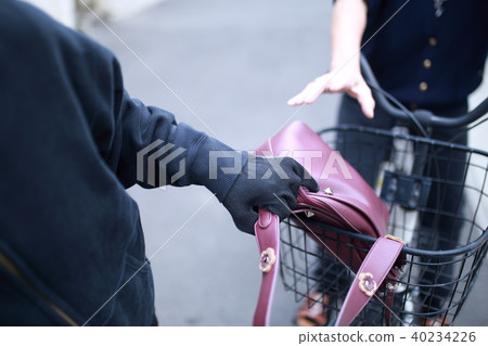 Snatch (crime victim perpetrator bag bag senior elderly theft robbery robbing face no back alley) 40234226