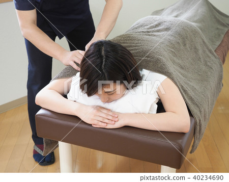 女人接受按摩（射擊合作） 40234690