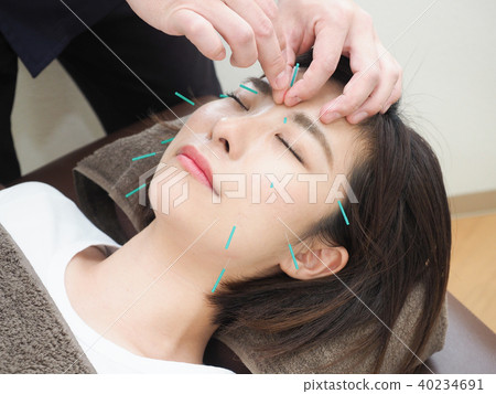 A woman doing beauty beard (shooting cooperation bob) 40234691