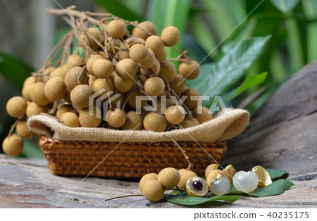 Fresh longan isolated on wooden background 40235175