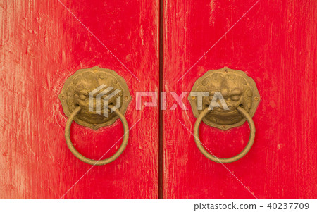 Bronze nandle on red door Bronze nandle on red door 40237709