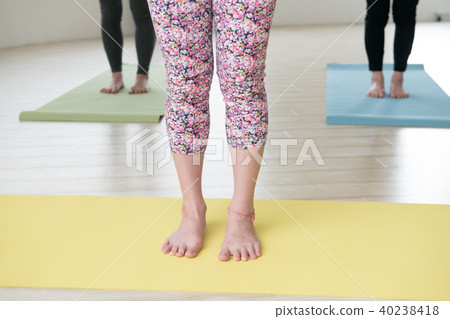 Feet of woman doing yoga on yoga mat 40238418