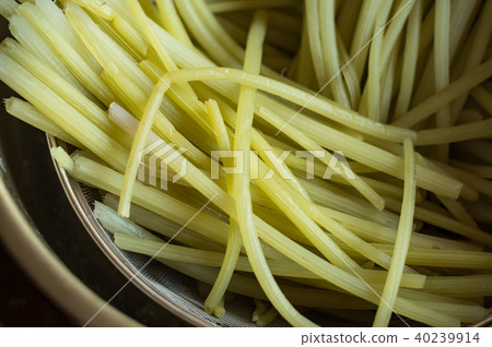 A dressing A dressing 40239914