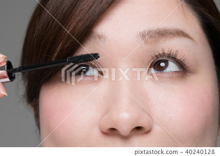 Woman doing makeup, lashes, mascara Woman doing makeup, lashes, mascara 40240128