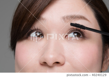 Woman doing makeup, lashes, mascara Woman doing makeup, lashes, mascara 40240129