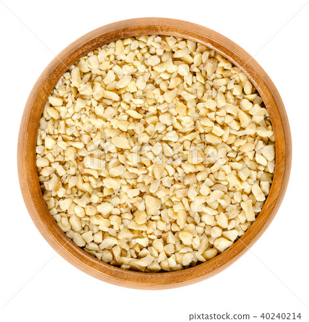 Raw cashews, roughly chopped, in wooden bowl over  40240214
