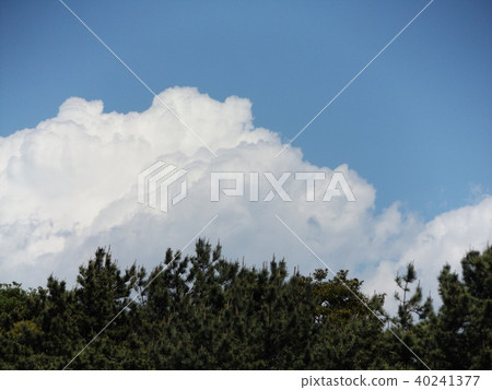 在初夏藍天的白色雲彩 在初夏藍天的白色雲彩 40241377