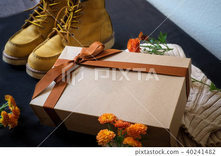 the woman receive the gift box and open . the woman receive the gift box and open . 40241482