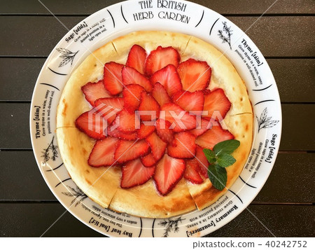 Strawberry pizza on a round plate 40242752