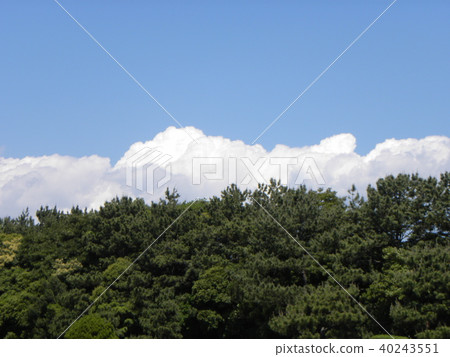 在初夏藍天的白色雲彩 在初夏藍天的白色雲彩 40243551