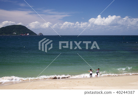 Children playing with the waves 40244387