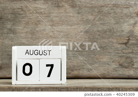 White block calendar present date 7 and August 40245309